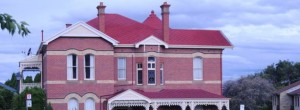 cropped-1.1260563327.one-of-many-old-houses-battery-point-hobart.jpg